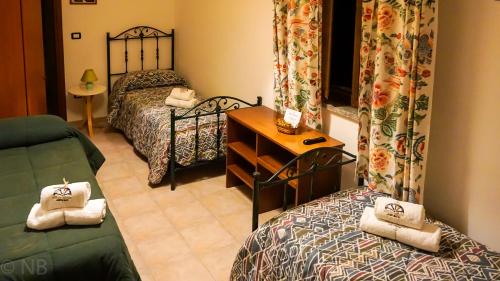 een kleine slaapkamer met een bed en een bank bij Agriturismo Costa San Bernardo in Vaglio di Basilicata