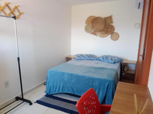 una camera con letto e sedia rossa di MRG Dúplex Novo Francês a Marechal Deodoro