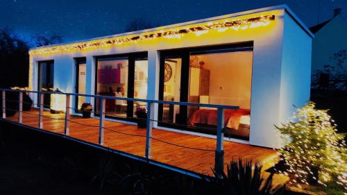 Moderní Tiny House ve stylu Route 66 na venkově.