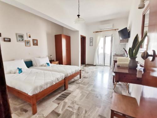 1 dormitorio con cama y escritorio. en Ostria Rooms en Palaiochóra