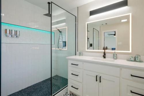 Ένα μπάνιο στο Perfect Getaway Home w Pool Jacuzzi Cinema Room