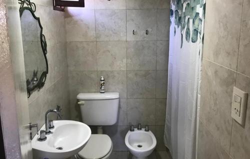 y baño con aseo, bidet y lavamanos. en Departamento Santa Fe Boulevard en Santa Fe