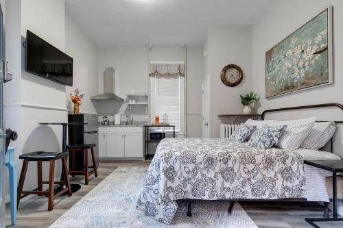 um quarto branco com uma cama e uma cozinha em G3 central location museums FREE PARKING em Richmond