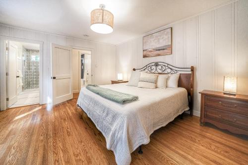 1 dormitorio con 1 cama grande y suelo de madera en Mayacamas Retreat, en Santa Rosa