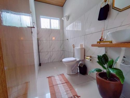 ein Bad mit einem WC und einem Waschbecken in der Unterkunft Casa agradável com jacuzzi, área de lazer, enxoval in Andradina
