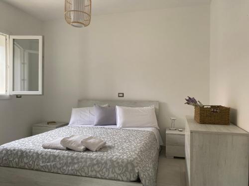 een slaapkamer met een bed met 2 kussens erop bij Casa sulla spiaggia in Focene