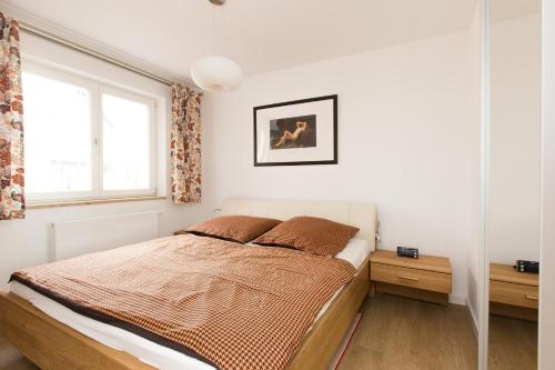 - une chambre avec un lit et une fenêtre dans l'établissement Hafendorf Haus 7 Apartment 5 Nr 89 Parkplatz am Haus, à Plau am See