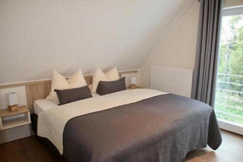 - une chambre avec un lit et une grande fenêtre dans l'établissement Hafendomizil Haus 5 Apartment 8, à Plau am See