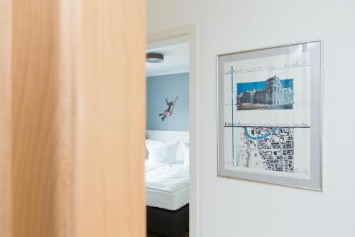 - une chambre avec un lit et une photo sur le mur dans l'établissement Maisonette Jocki P6 A9, à Plau am See