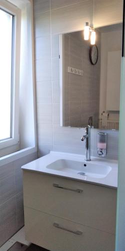 une salle de bain avec un lavabo et un miroir dans l'établissement Chambre 1 PERSONNE et STUDIO 1 personne Avec Entrée Libre et Salle de Bain Privée, à Colomiers