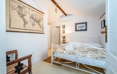 um quarto com uma cama branca e um mapa na parede em Gorgeous Home In Posedarje With Kitchen em Posedarje