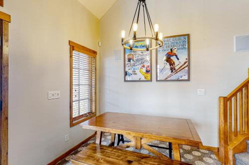 a dining room with a table and a chandelier at Need for Speed in Donnelly