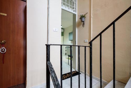 una escalera en una casa con una planta en la pared en Fermata Duomo, en Nápoles