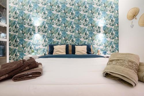 een slaapkamer met een bed met blauw en wit behang bij Fermata Duomo in Napels