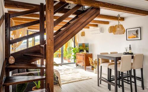 una sala da pranzo con scale in legno e tavolo di Eged Lodge a Eger