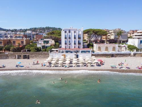 un grupo de personas en el agua en una playa en Hotel Del Sole, en Santa Marinella