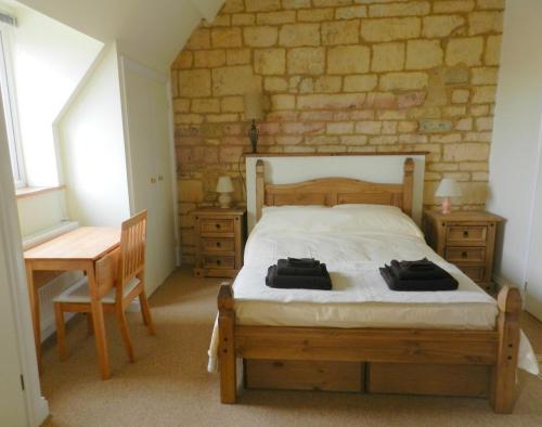 Postel nebo postele na pokoji v ubytování Cotswold Charm George Barn