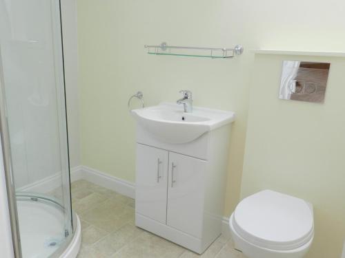 Un baño de Cotswold Charm George Barn