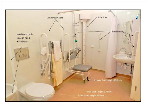 een badkamer met een toilet en een wastafel bij Cotswold Charm George Barn in Chipping Campden