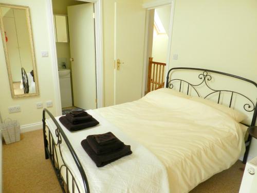 Cama o camas de una habitación en Cotswold Charm George Barn