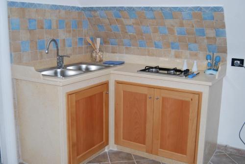 a kitchen with a sink and a counter top at Casa Corte Giosuè Carducci in Specchia