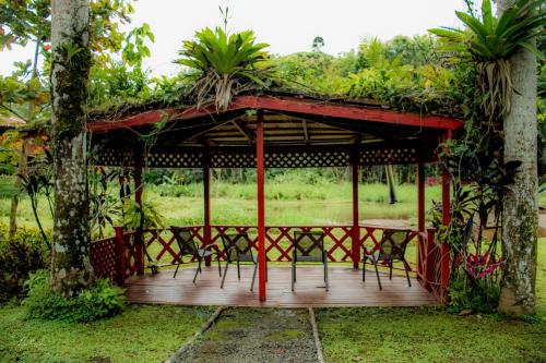 Un jardín fuera de Macaw Lodge