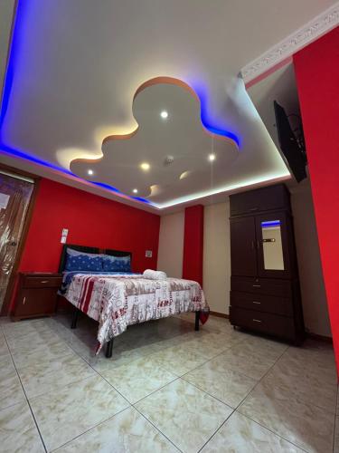 基多的住宿－Gran Magnate，一间卧室设有一张天花板上蓝色灯光的床。