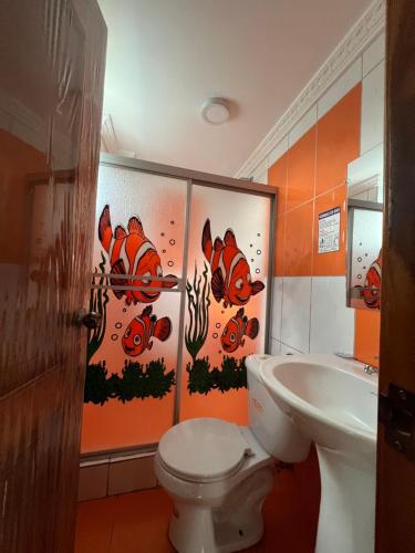 基多的住宿－Gran Magnate，一间带卫生间和水槽的浴室