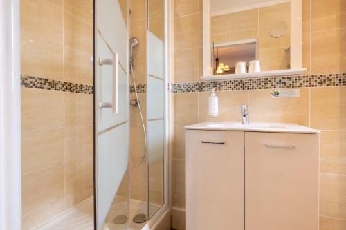 a bathroom with a sink and a shower at Chatillon Paris Montparnasse in Paris