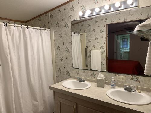 uma casa de banho com 2 lavatórios e um espelho em Edgewater Getaway em Port Lavaca