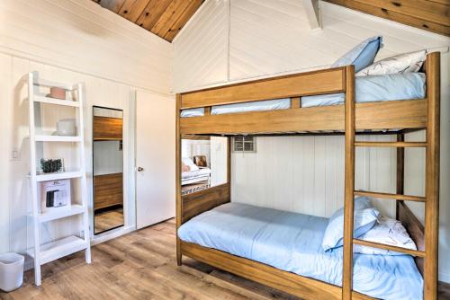 Dreamy Big Bear Home with Wood Stove and Grill في بيغ بير لاكي: غرفة بسرير بطابقين في منزل