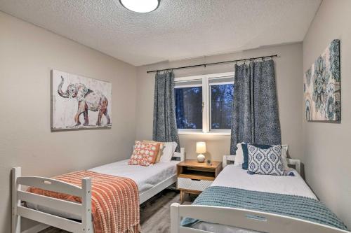 - une chambre avec 2 lits et une fenêtre dans l'établissement Modern Anchorage Apartment Near Hospitals!, à Anchorage