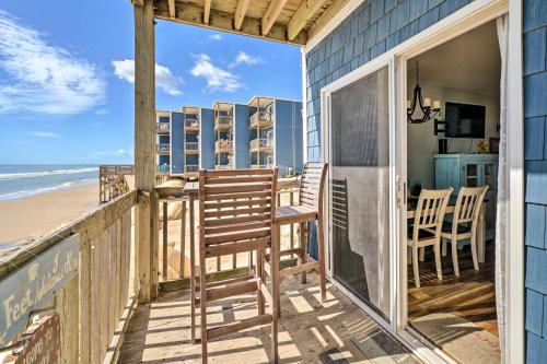 Balkoni atau teres di North Topsail Oceanfront Condo with Balcony!