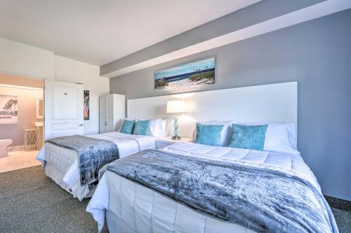 una camera con due letti con lenzuola blu e bianche di Orlando Family Condo about 9 Mi to Magic Kingdom! a Orlando