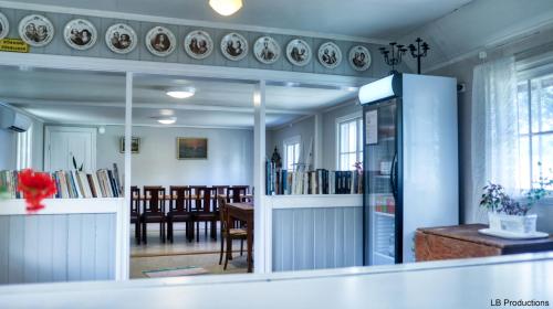 Apelviksgården B&B في فاربرغ: مطبخ وغرفة طعام مع لوحات على الحائط