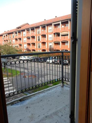 a balcony with a view of a street and a building at FiordiCasa - Appartamento vicino Rhofieramilano e Ospedale Galeazzi in Rho