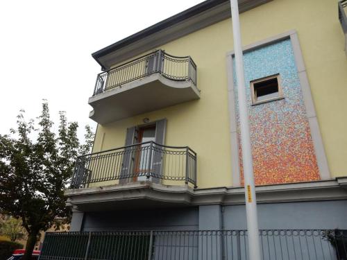 a tall building with a balcony and a window at FiordiCasa - Appartamento vicino Rhofieramilano e Ospedale Galeazzi in Rho