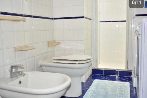 een badkamer met een wit toilet en een wastafel bij Bilocale in Piazza Duomo 4Pax in Milaan