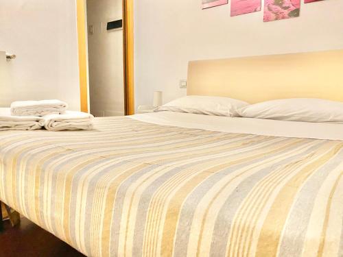 Un dormitorio con una cama grande con toallas. en Bilocale in Piazza Duomo 4Pax, en Milán