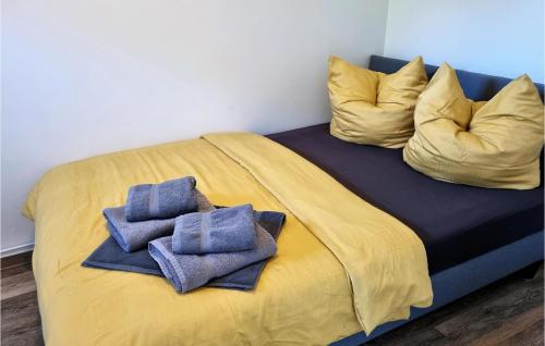 - un lit avec 2 oreillers dans l'établissement Amazing Apartment In Passow Ot Charlottenho With Kitchen, à Zahren