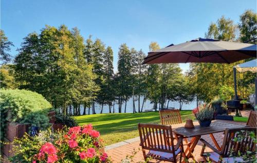 a patio with an umbrella and a table with chairs at Pet Friendly Apartment in Zahren