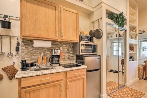 Dapur atau dapur kecil di Cozy and Convenient Elmont Retreat with Patio!