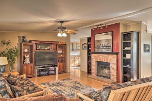 Overlook Lodge Kid-Friendly House with Deck! – Photos 2
