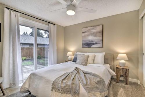 1 dormitorio con cama y ventana grande en Lovely Vancouver Retreat with Home Gym!, en Vancouver