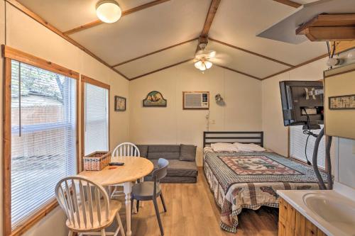 Captains Quarters Cabin Private Fire Pit! – Photos 4