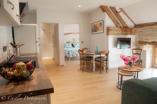 a living room with a kitchen and a dining room at Chez Agnès in Chailly-sur-Armançon