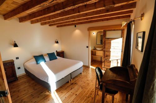 une chambre avec un lit, un bureau et une chaise dans l'établissement Domaine Agricole Cotzé / Casa rural, à Enveitg