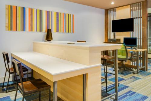 Holiday Inn Express & Suites Ft. Washington - Philadelphia, an IHG Hotel Image