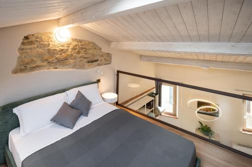 ein Schlafzimmer in einem winzigen Haus mit einem Bett in der Unterkunft A Casa di BiaGio in Rapolano Terme