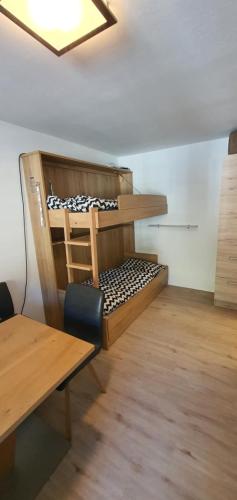 Postel nebo postele na pokoji v ubytování Alpenappartements Domicil include Jokercard